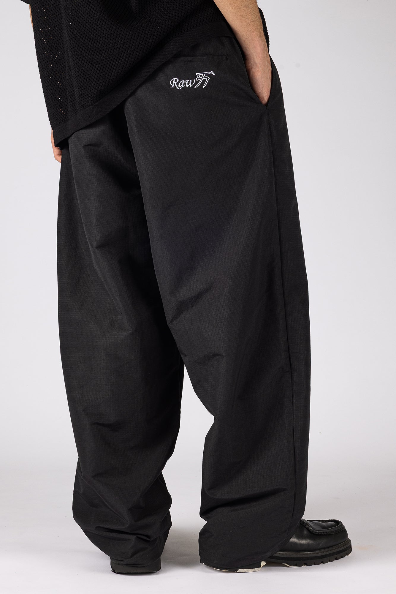 RAW LOVE NYLON PANTS (BLACK)
